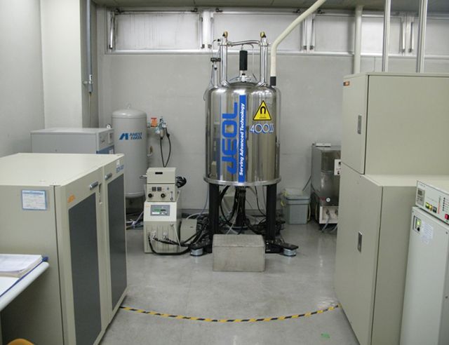 [有機分析装置]：変換核磁気共鳴分析装置（NMR）